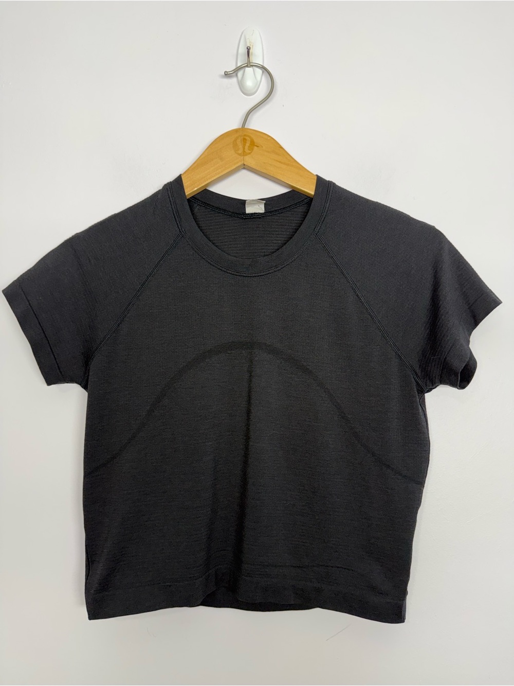 94: Lululemon Swiftly Tech Cropped Short-Sleeve Shirt 2.0 Black Size 8